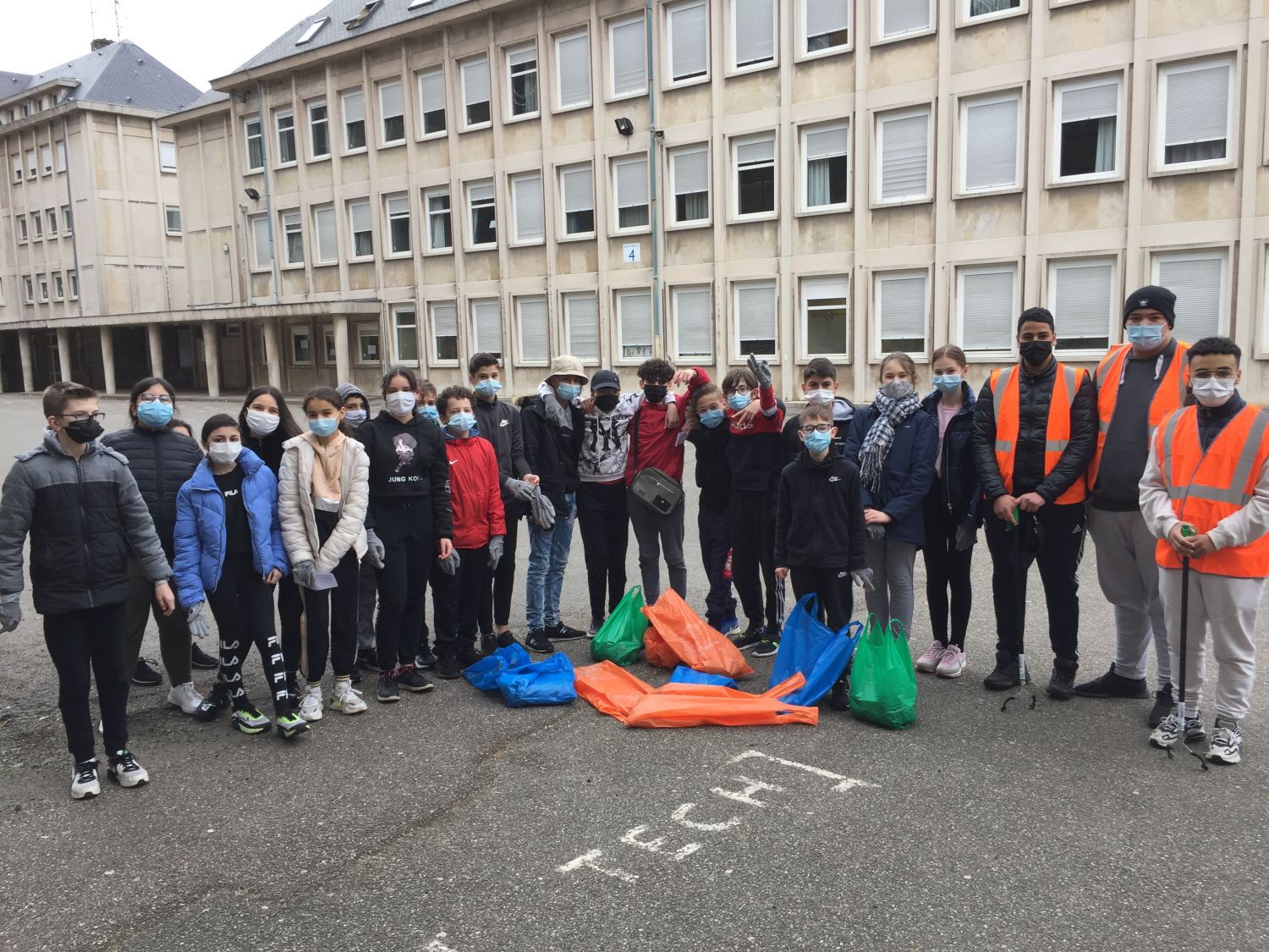 Des dizaines de kilos de déchets ramassés à la cité scolaire <br />
Jean Moulin de Forbach