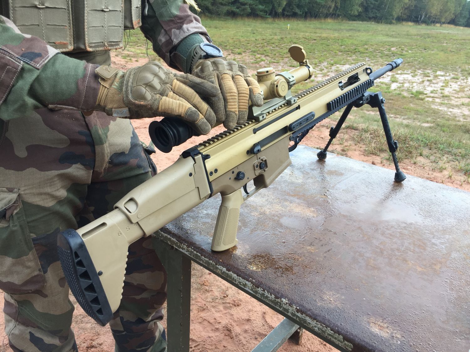 Le 16ème bataillon de chasseurs à pied de Bitche est doté d'une nouvelle arme de précision : <br />
le Scar-H PR