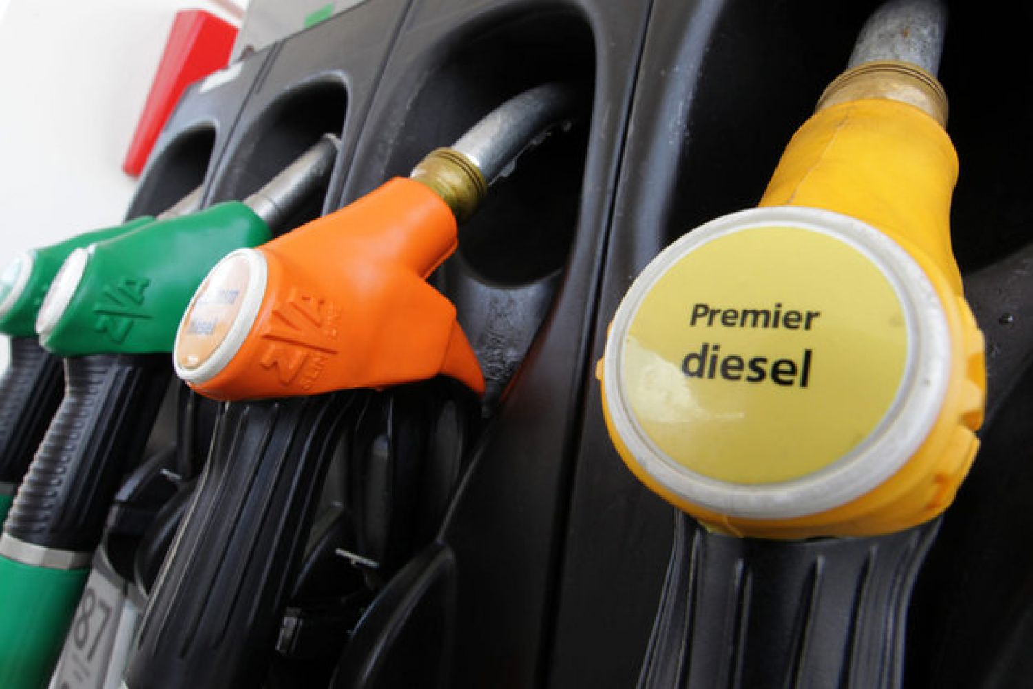 La crise du carburant fait allonger les files de voitures aux stations-services