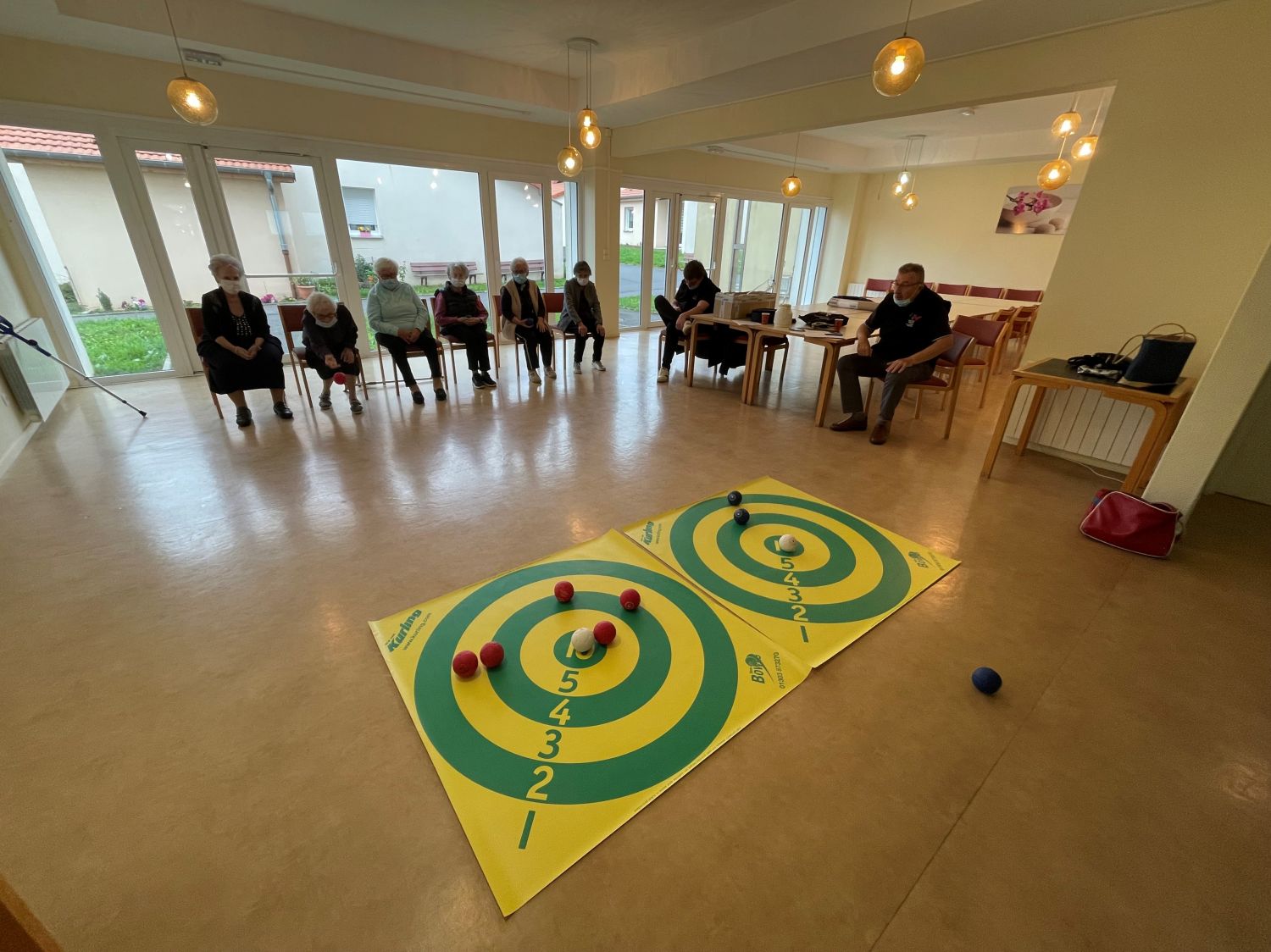 Pétanque d'intérieur - activité pour personnes âgées et seniors en