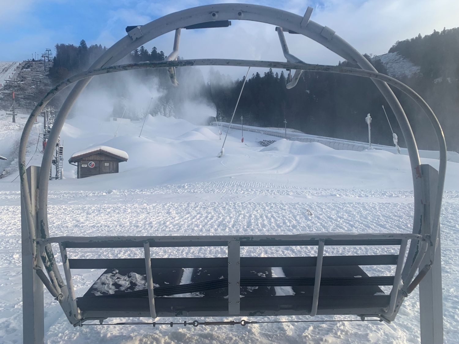 La station de ski ouvre ses portes mais attend toujours la neige 