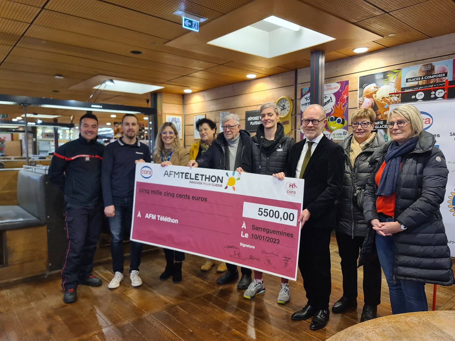 Les pompiers et le Cora remettent 5500 € à l' AFM Téléthon