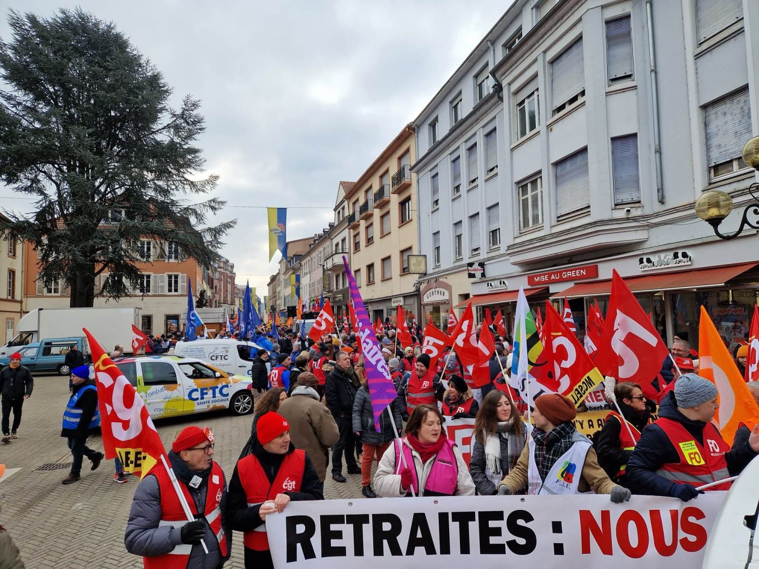 Près de 1 000 personnes dans les rues samedi matin contre la réforme des retraites  