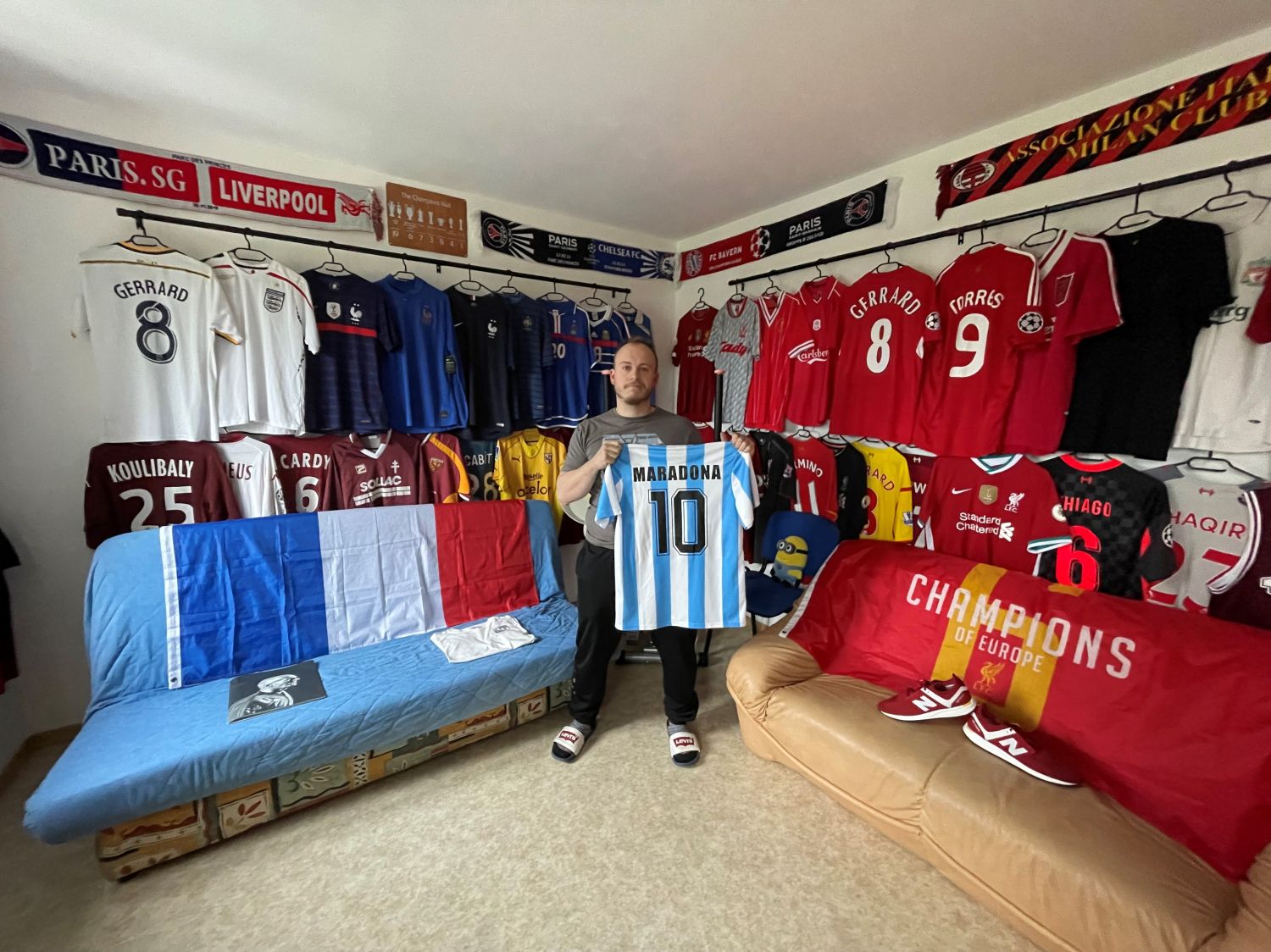 Il transforme une pièce de son appartement en musée pour ses maillots de foot