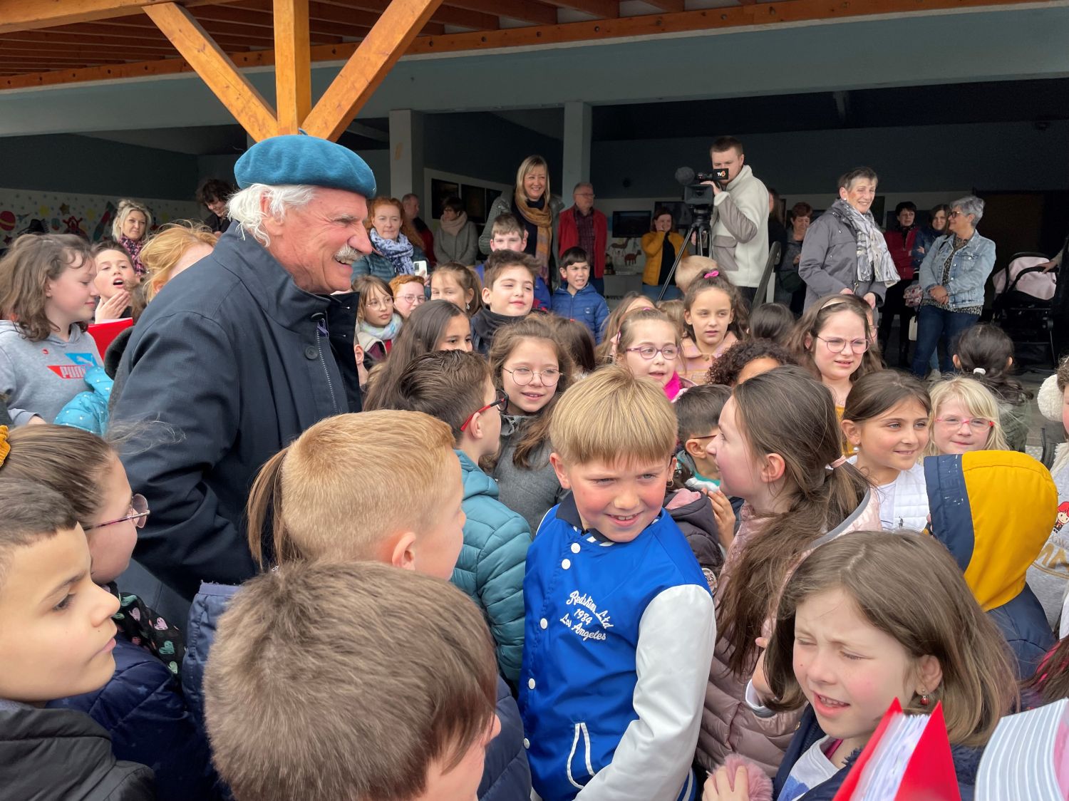 Yann Arthus-Bertrand inaugure une école primaire (écologique) à son nom
