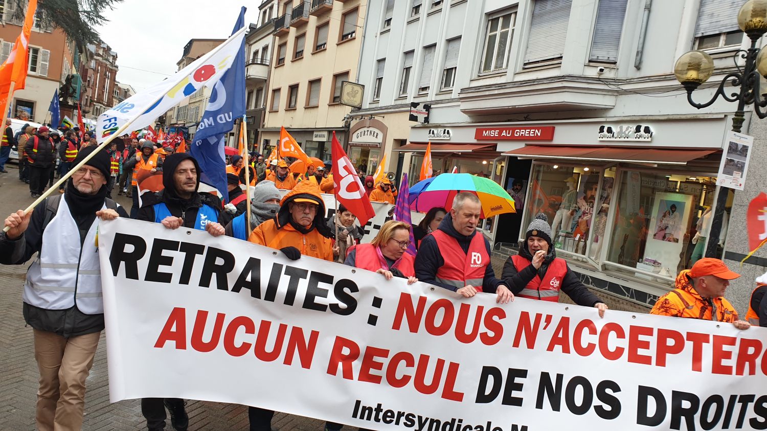 Plus de 300 manifestants dans la rue pour la douzième journée de mobilisation contre la réforme des retraites