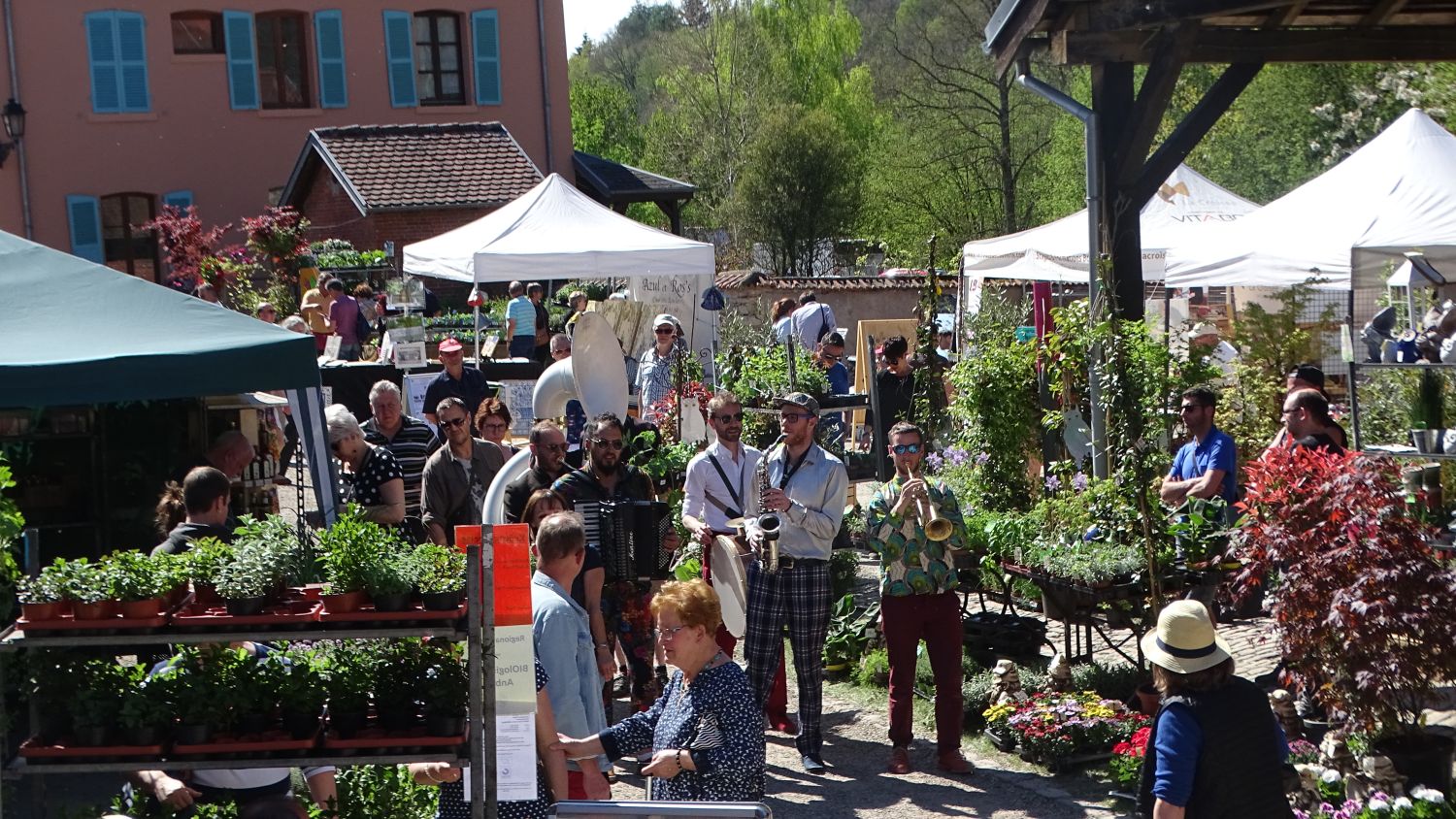 Le marché aux plantes et aux pots prend place au Moulin de la Blies tout le week-end