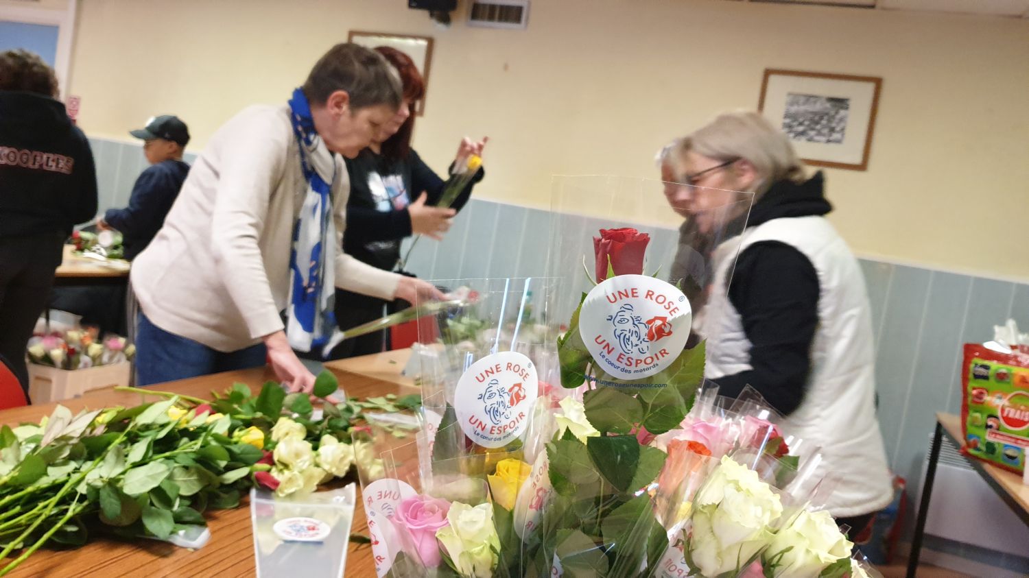 Une Rose Un Espoir : Avant la distribution, les bénévoles emballent les 25 000 roses