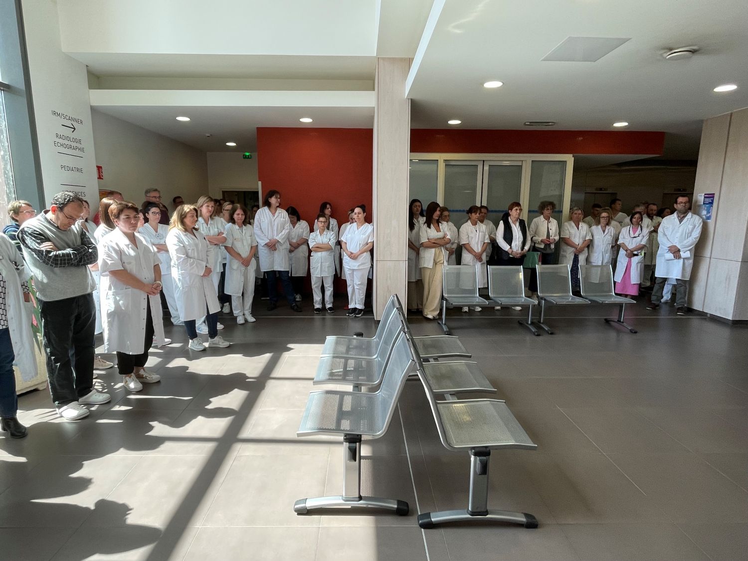 Le personnel soignant de l'hôpital rend hommage à l'infirmière tuée au CHU de Reims