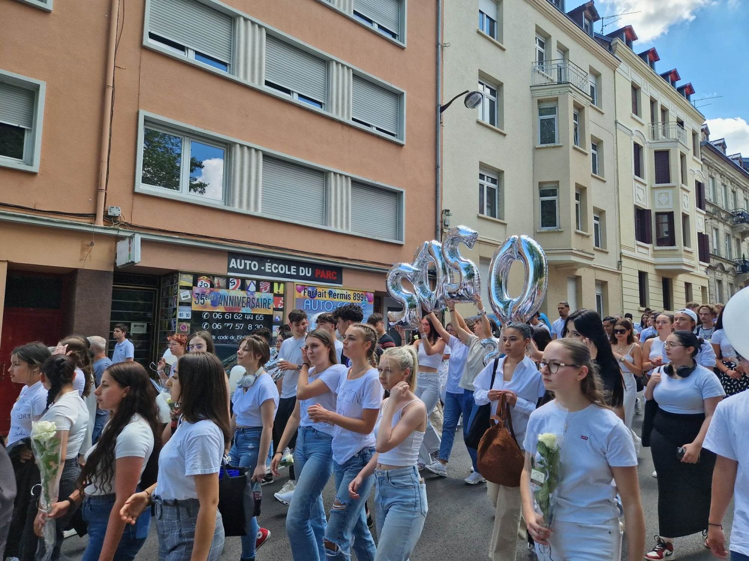 Une marche blanche a été organisée après le suicide d'un lycéen 