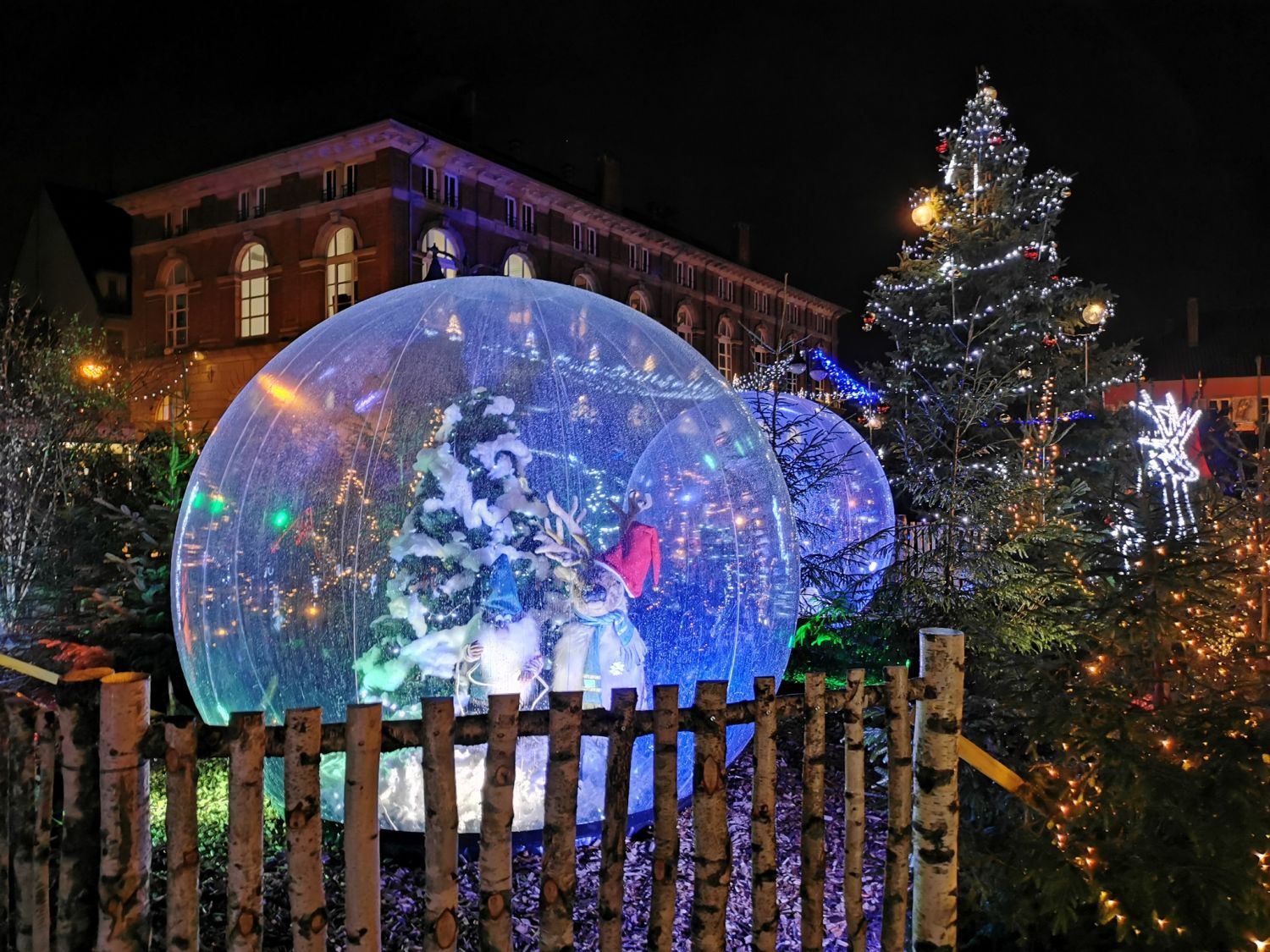 La forêt magique de Noël et ses boules géantes ouvre ses portes le 2 décembre