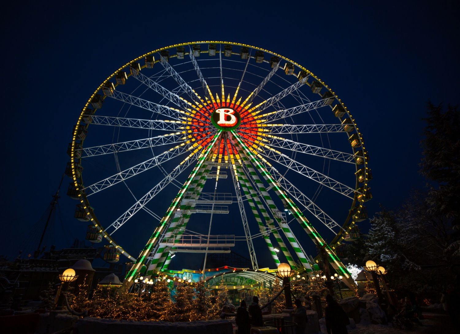 3000 sapins, 10 000 boules et une grande roue : c'est Noël à Europa Park