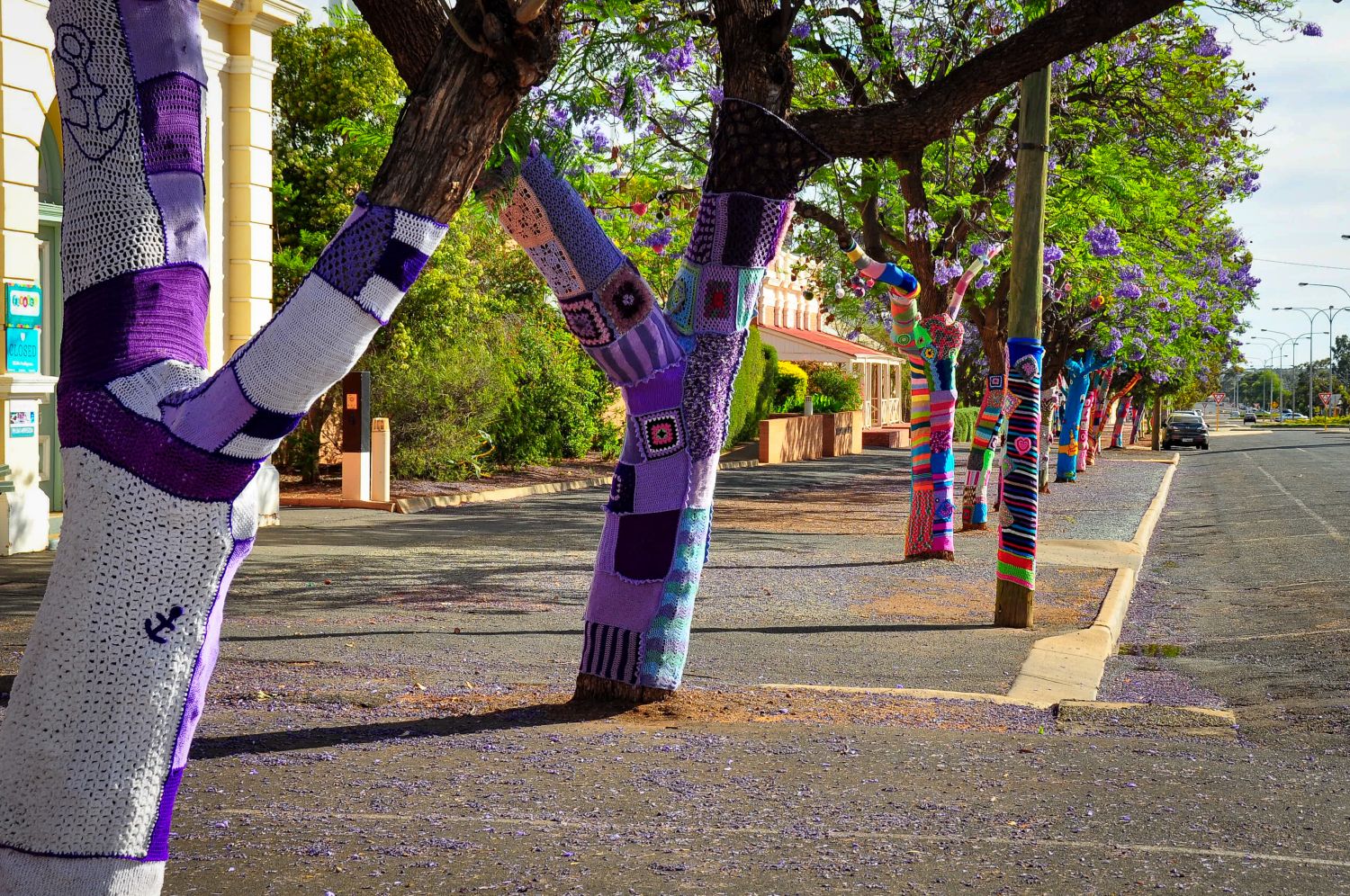 Un atelier de crochetage pour habiller les arbres de la Grange Aux Paysages
