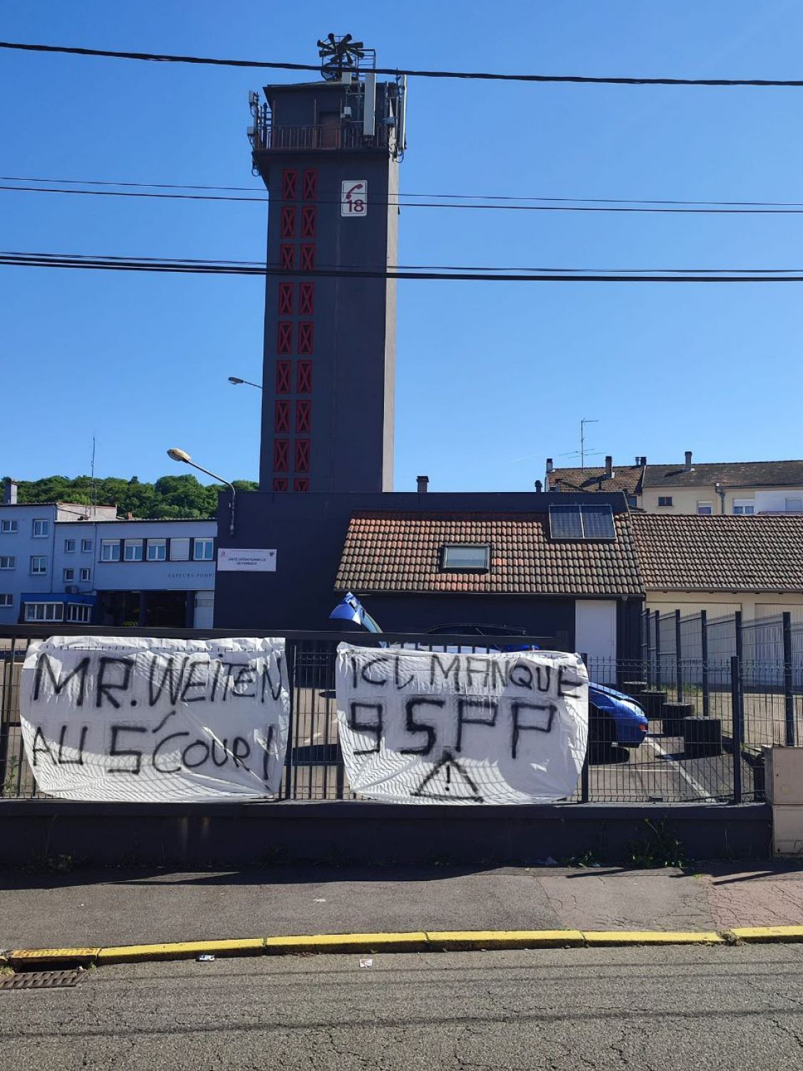 Les sapeurs-pompiers mosellans affichent des banderoles pour demander des effectifs supplémentaires