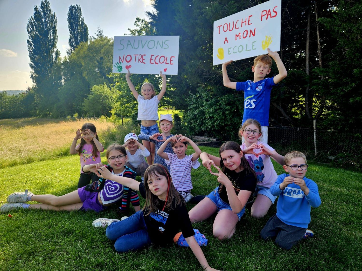 Parents et écoliers se mobilisent pour sauver l'école du village d'une fermeture