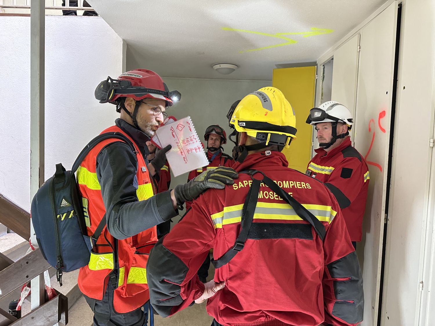 Des pompiers formés pour secourir des personnes coincées sous les décombres