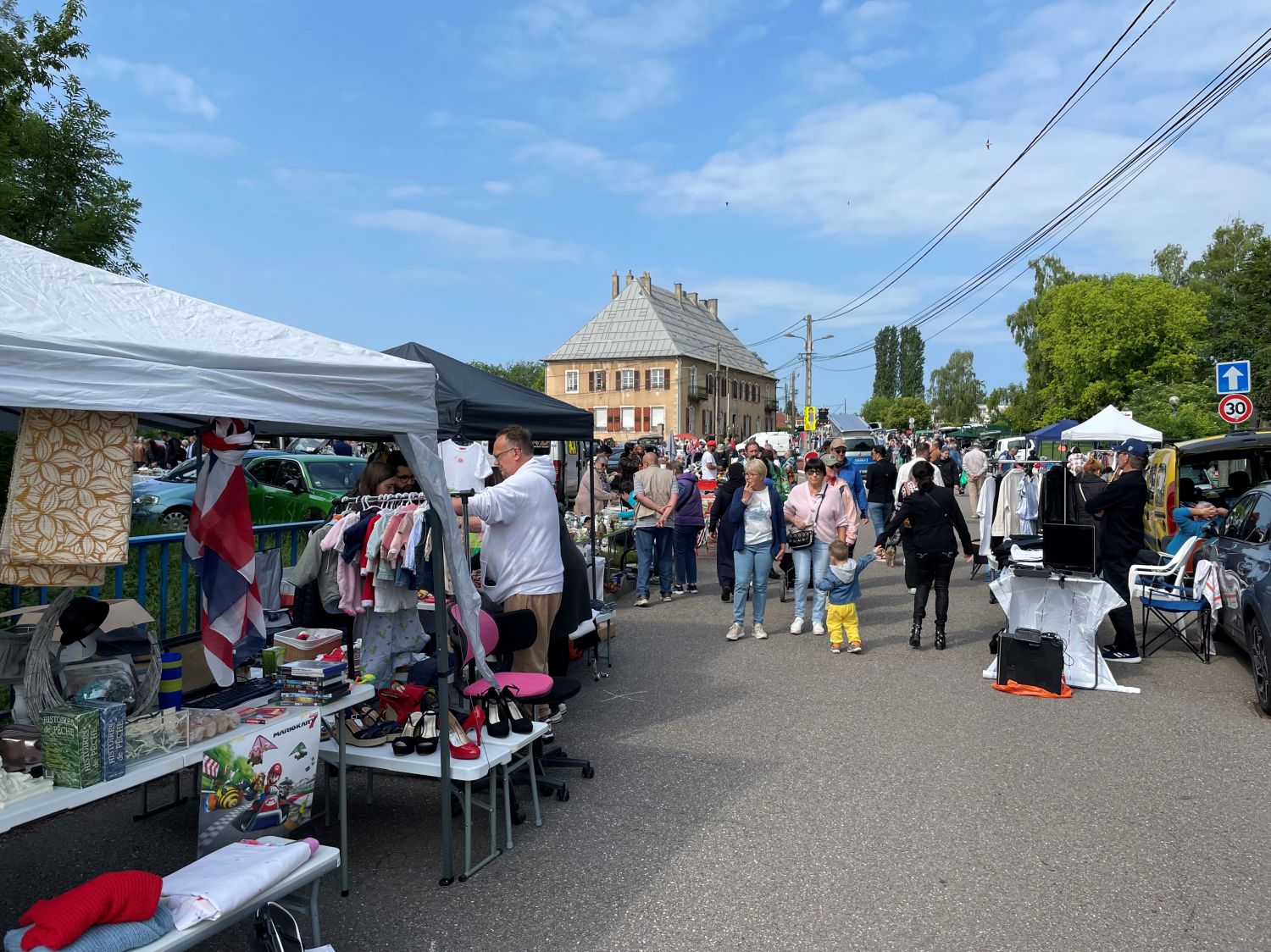 Un vide-grenier où les bonnes affaires se font en négociant