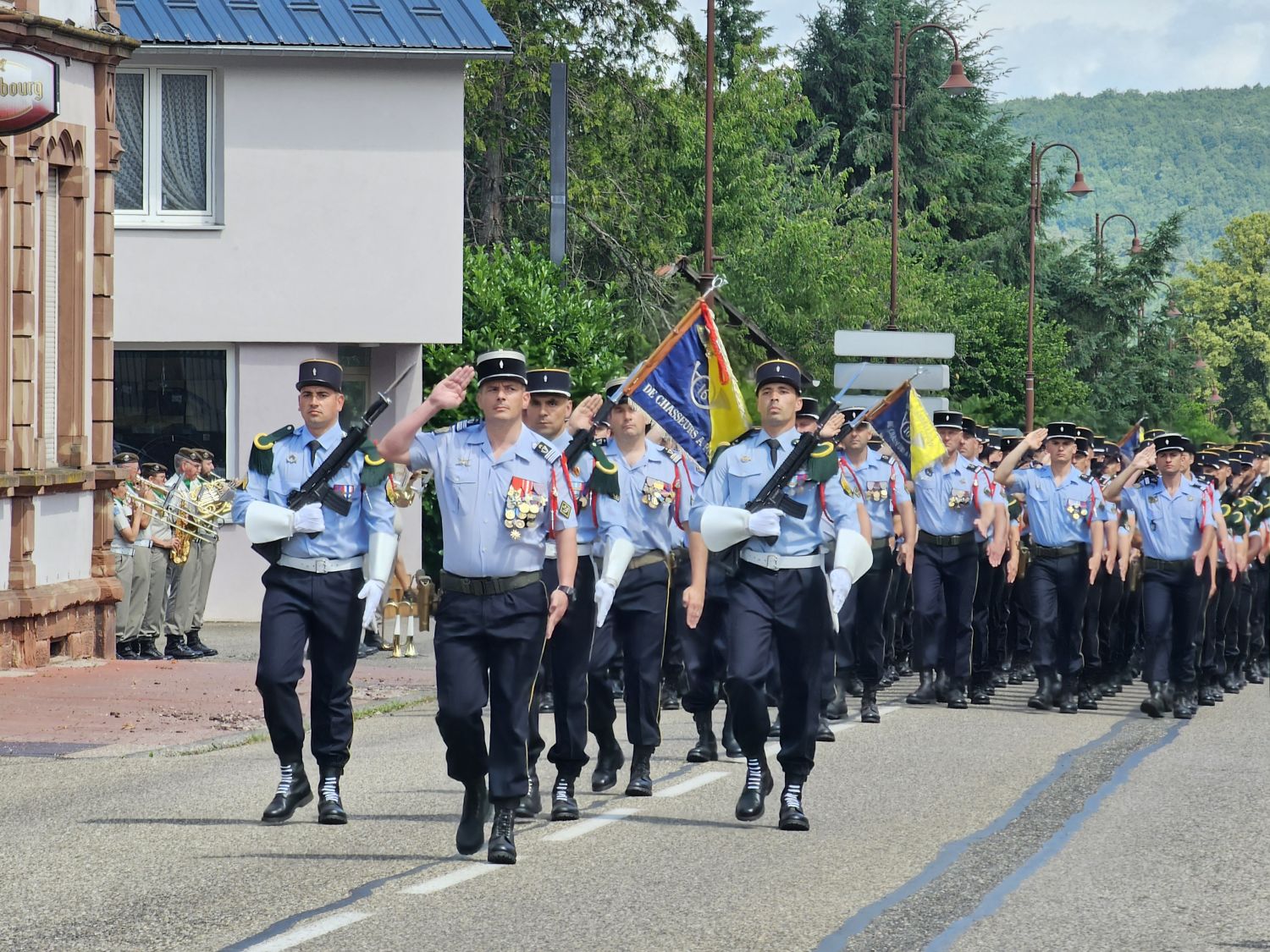 Le colonel Hours prend la tête du 16ème Bataillon de chasseurs à pied