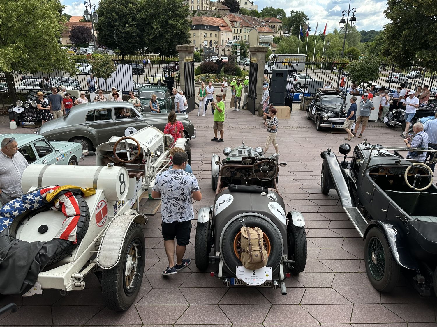 Des voitures d’antan et hors du commun sur le rallye ''Oldtimer Genuss Tour''