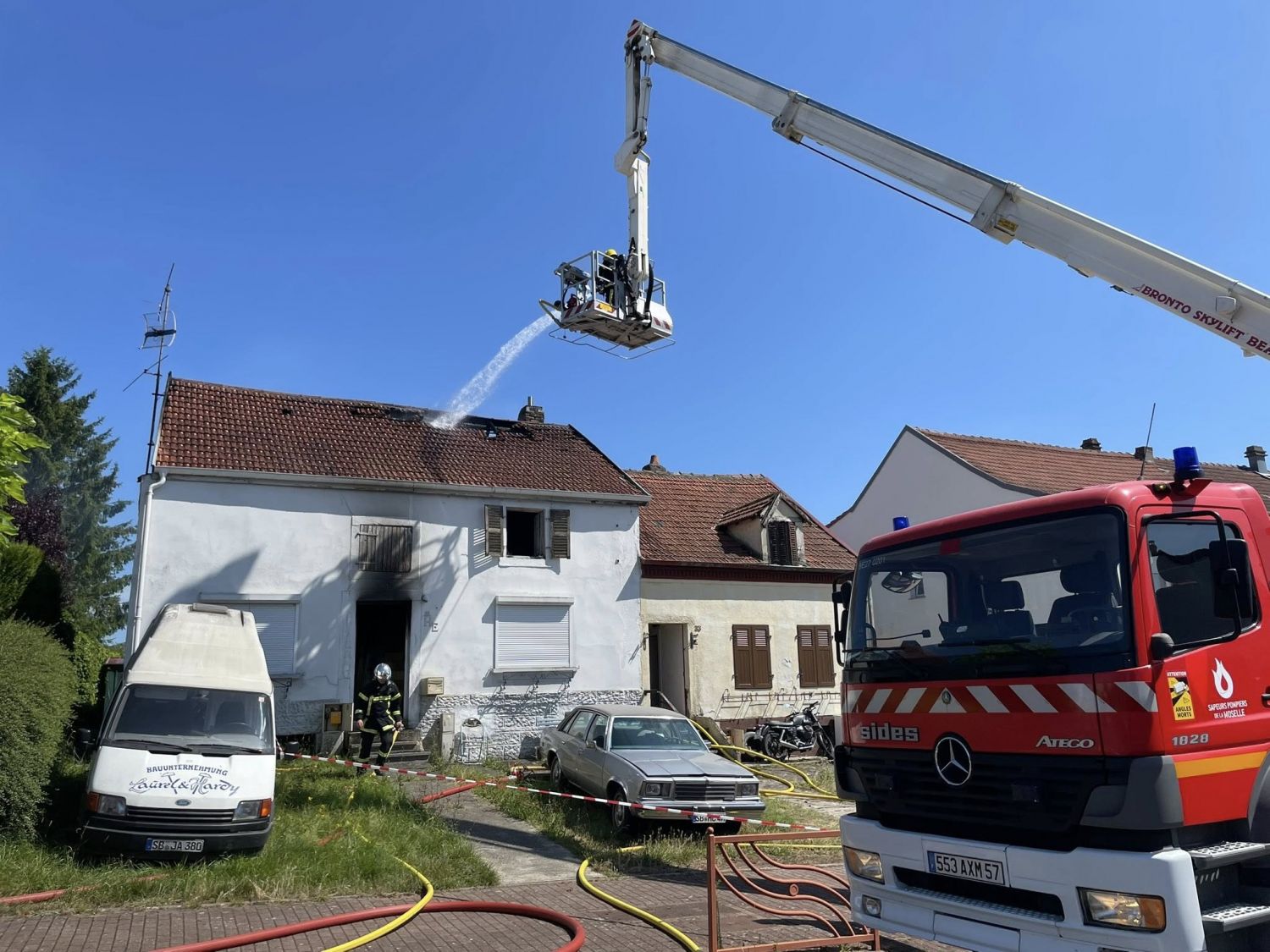 Un feu cause de nombreux dégâts à une maison mitoyenne