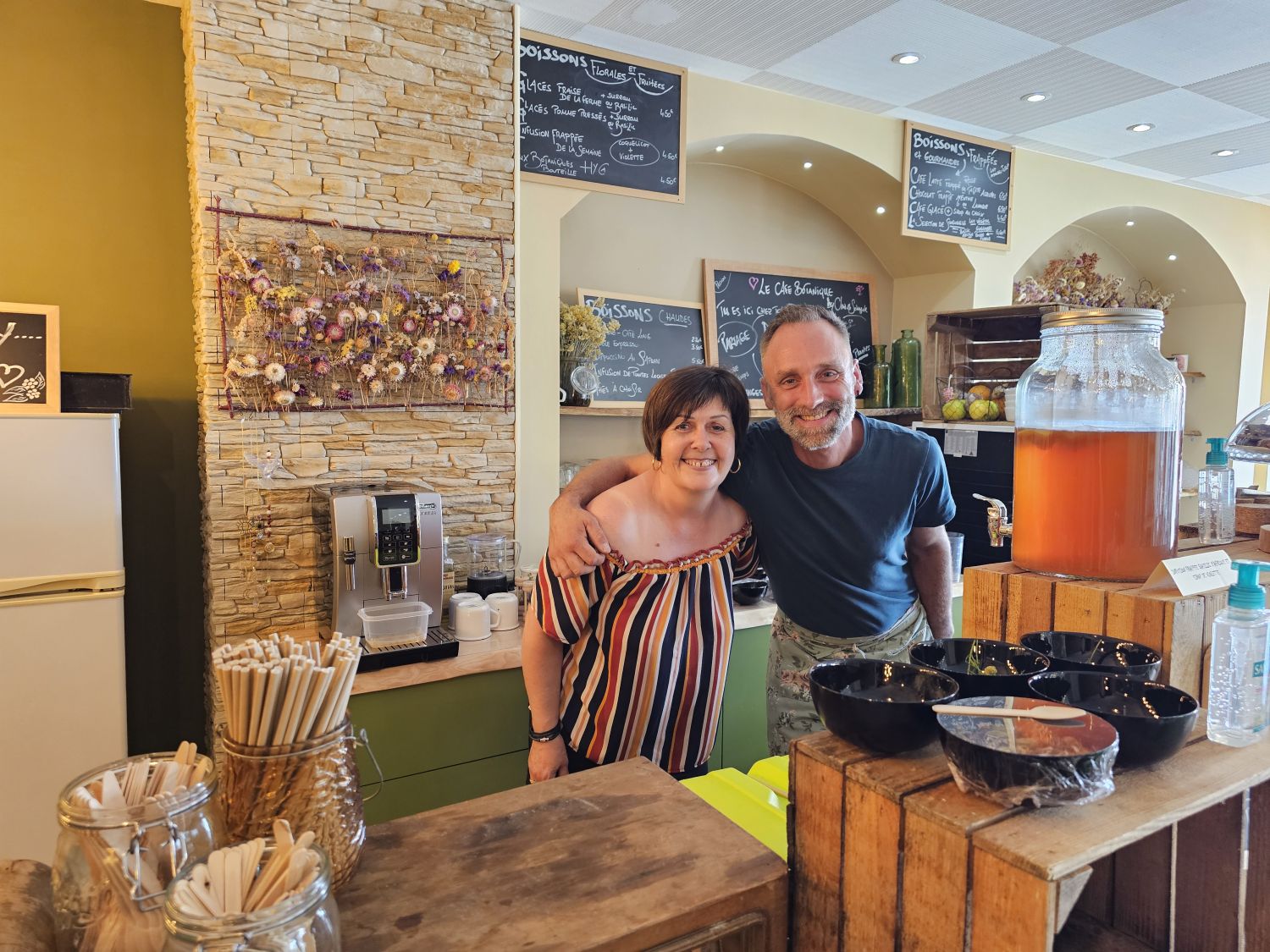 Un café botanique pour redynamiser le Bar ô Zarôm avec les herbes et fleurs de Chris & Schengele