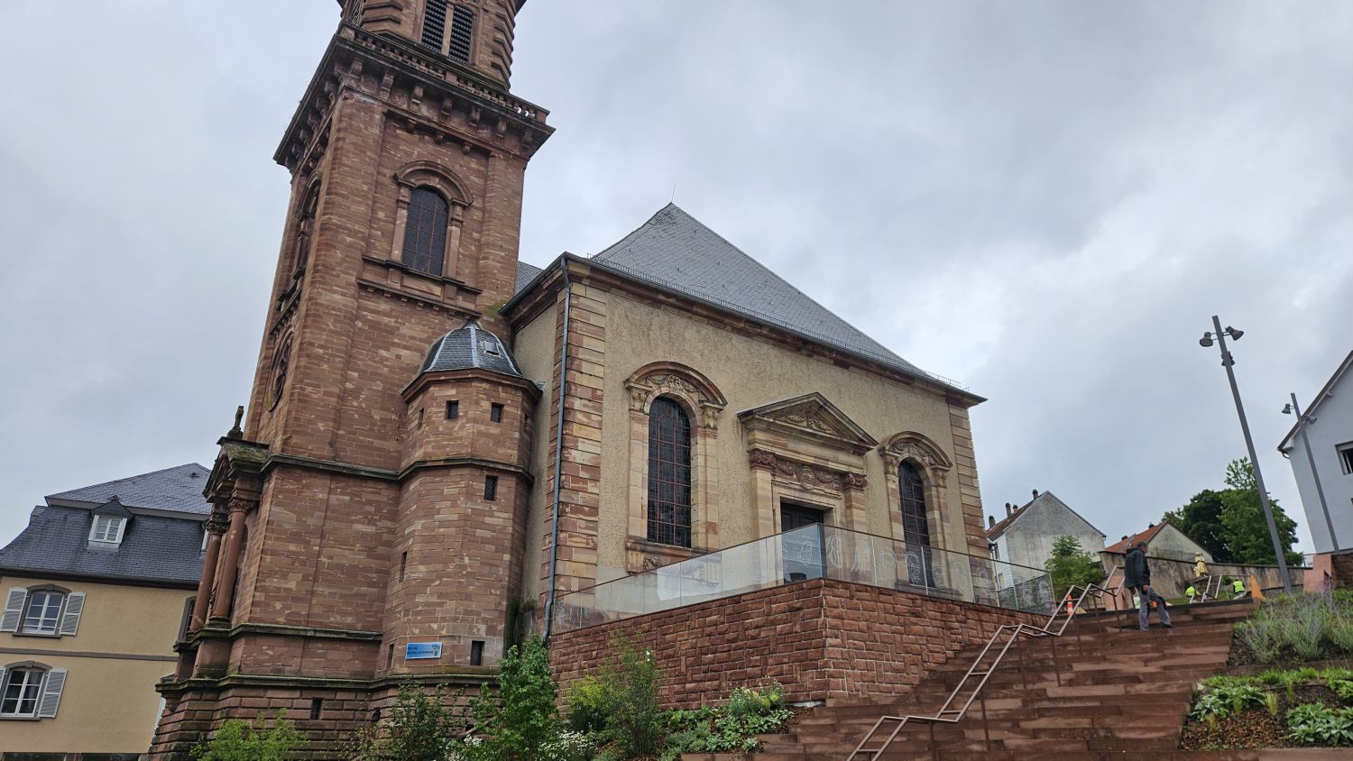 Une œuvre ''moderne et humaniste'' en guise de garde-corps pour l’église Sainte-Catherine