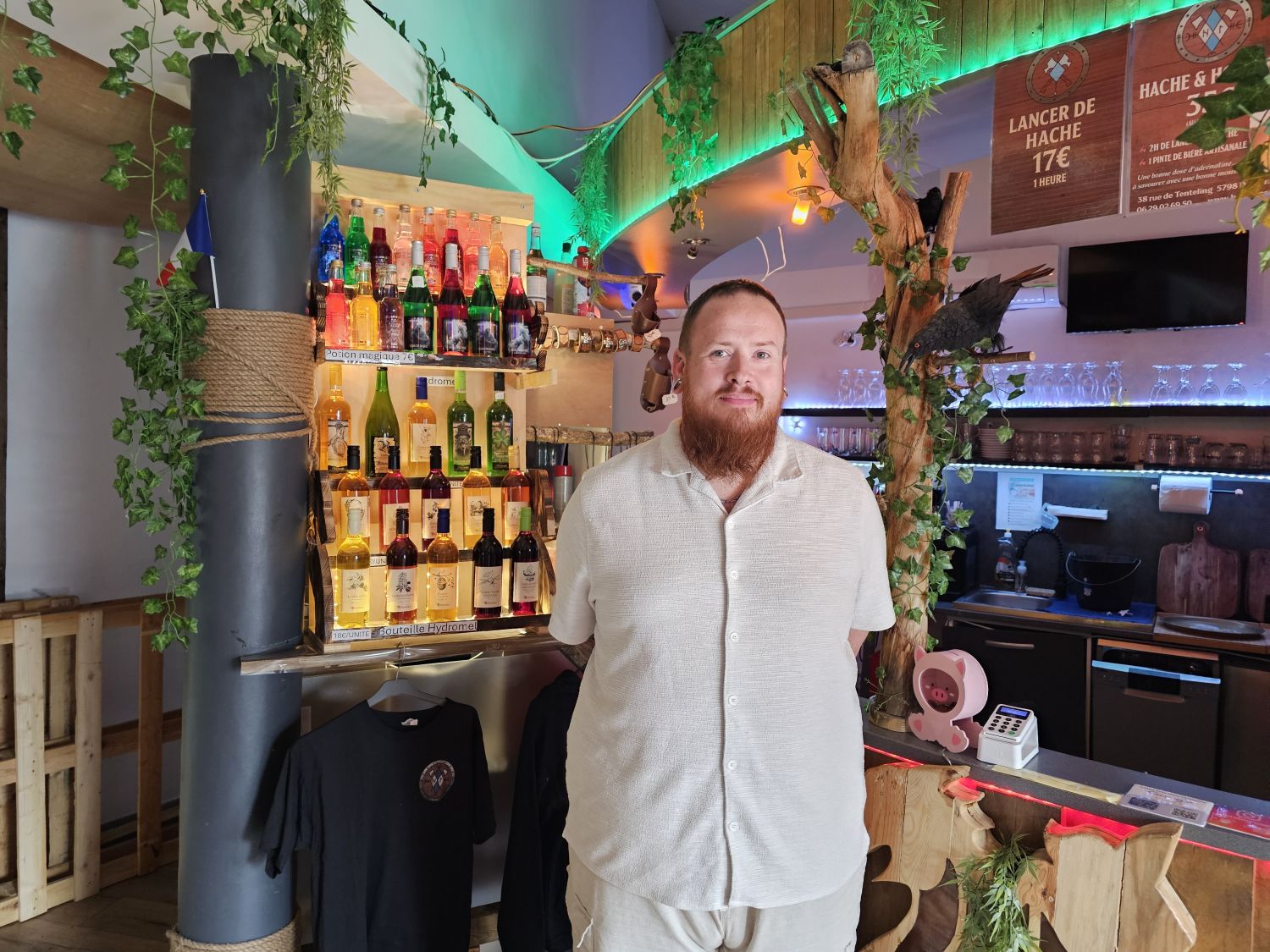 Une taverne viking et du lancer de hache en extérieur chez Hache'Lor