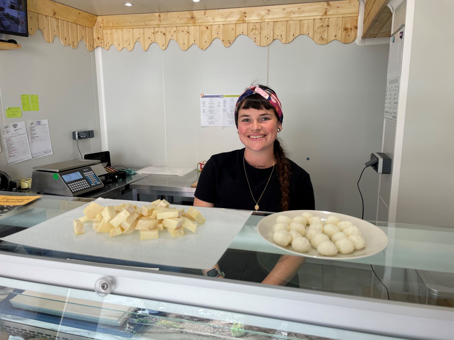 Une enfant du village ouvre sa fromagerie ''La Cloche de Madeleine''