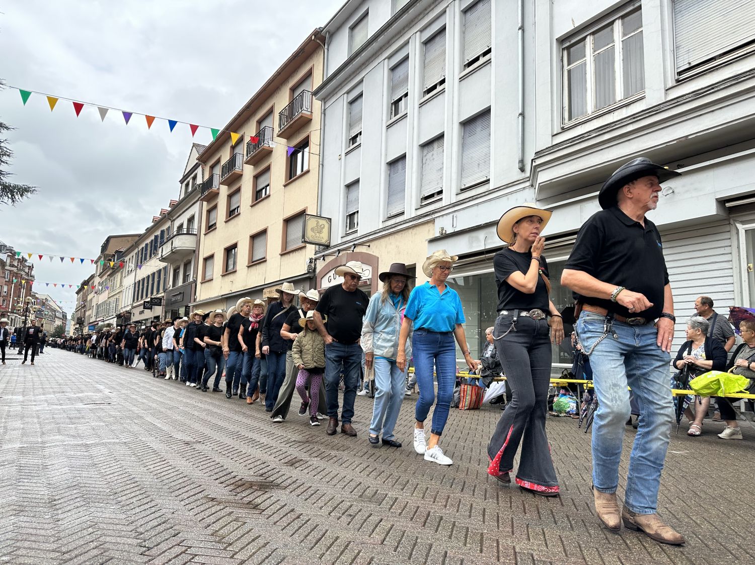 146 danseurs de country alignés dans le centre-ville pour battre un record