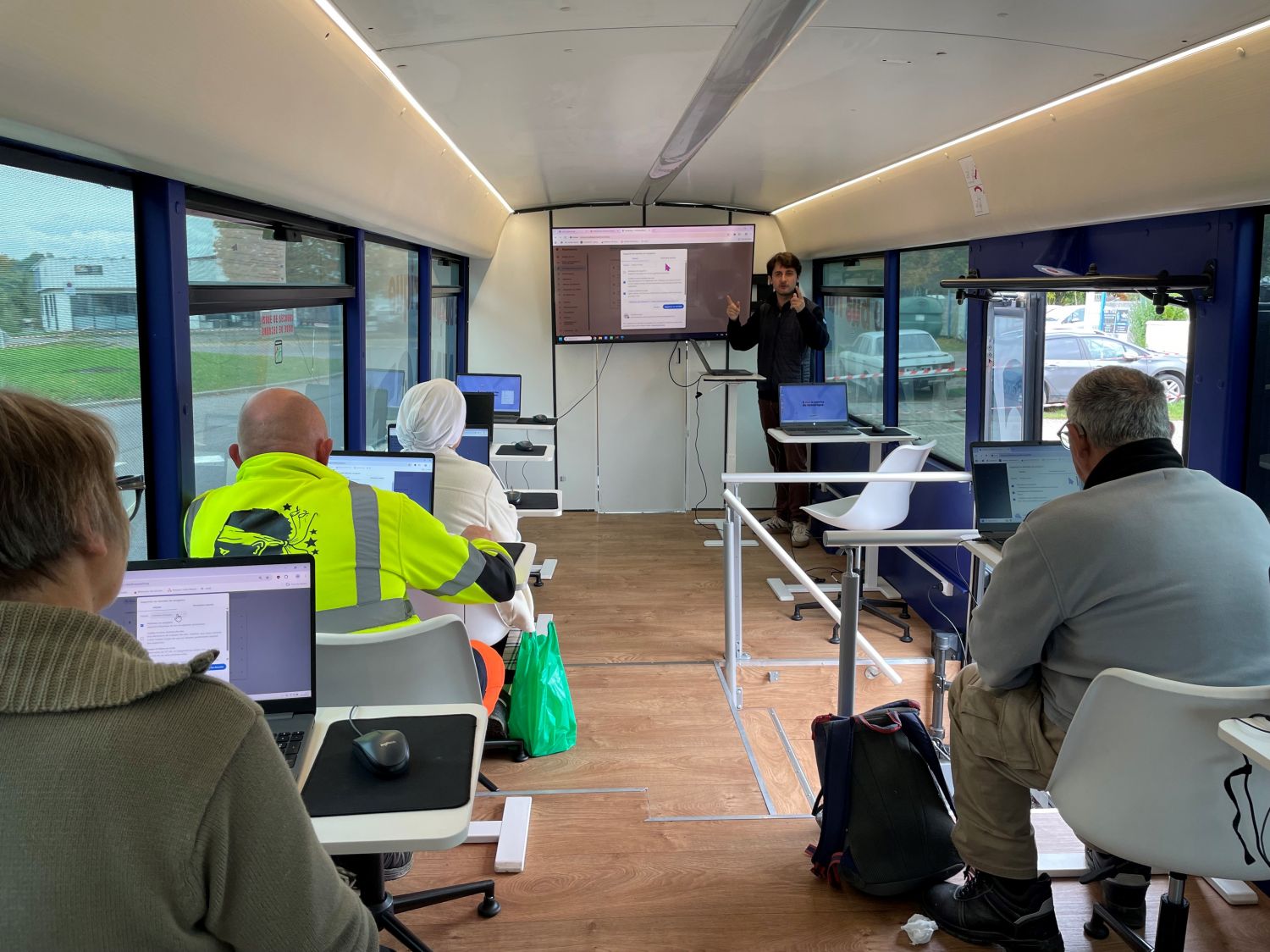 700 personnes ont bénéficié du bus ''Connect et vous'' pour réduire la fracture numérique
