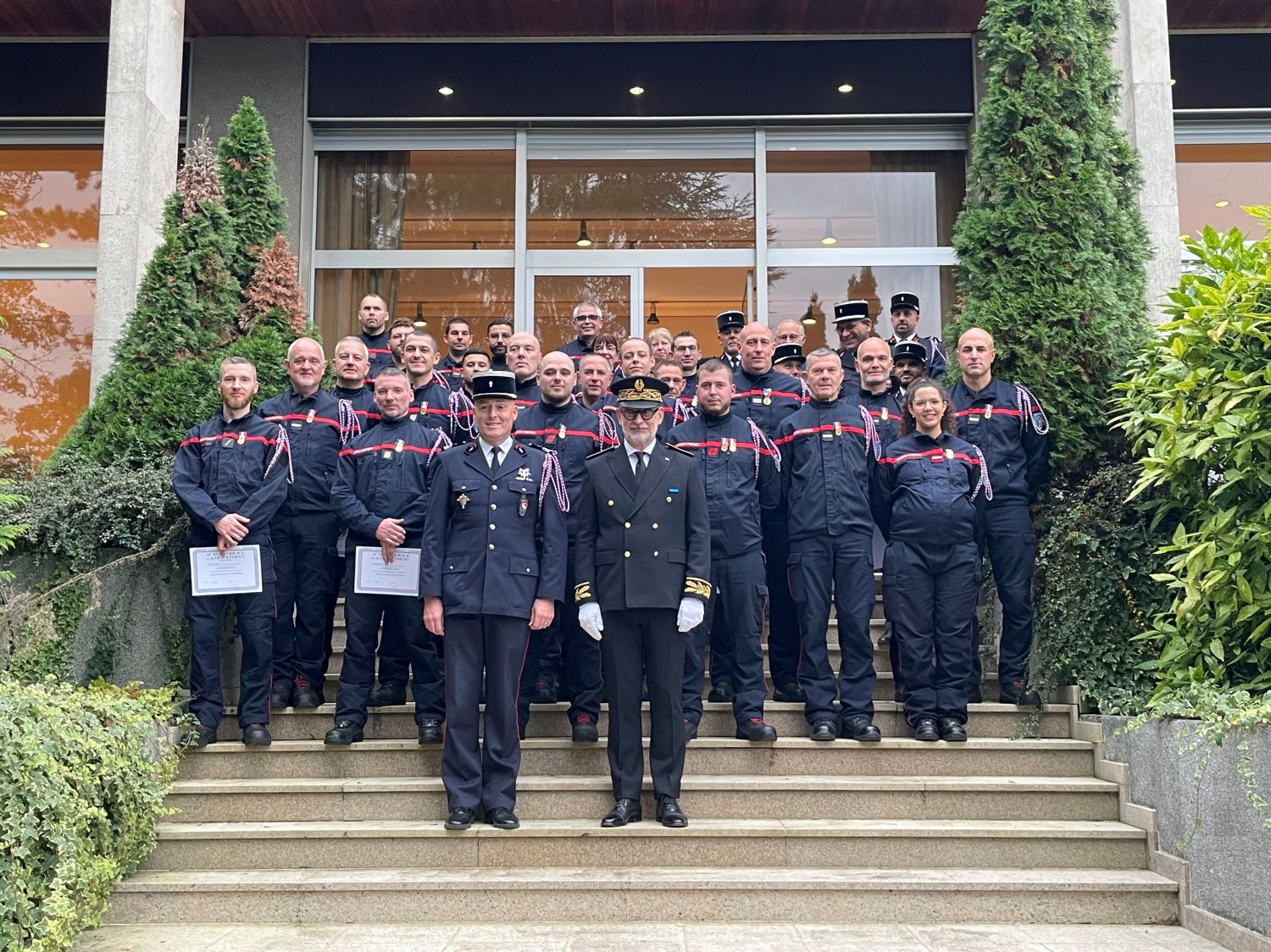 26 pompiers médaillés ou félicités après avoir mis leur vie en danger pour en sauver d'autres