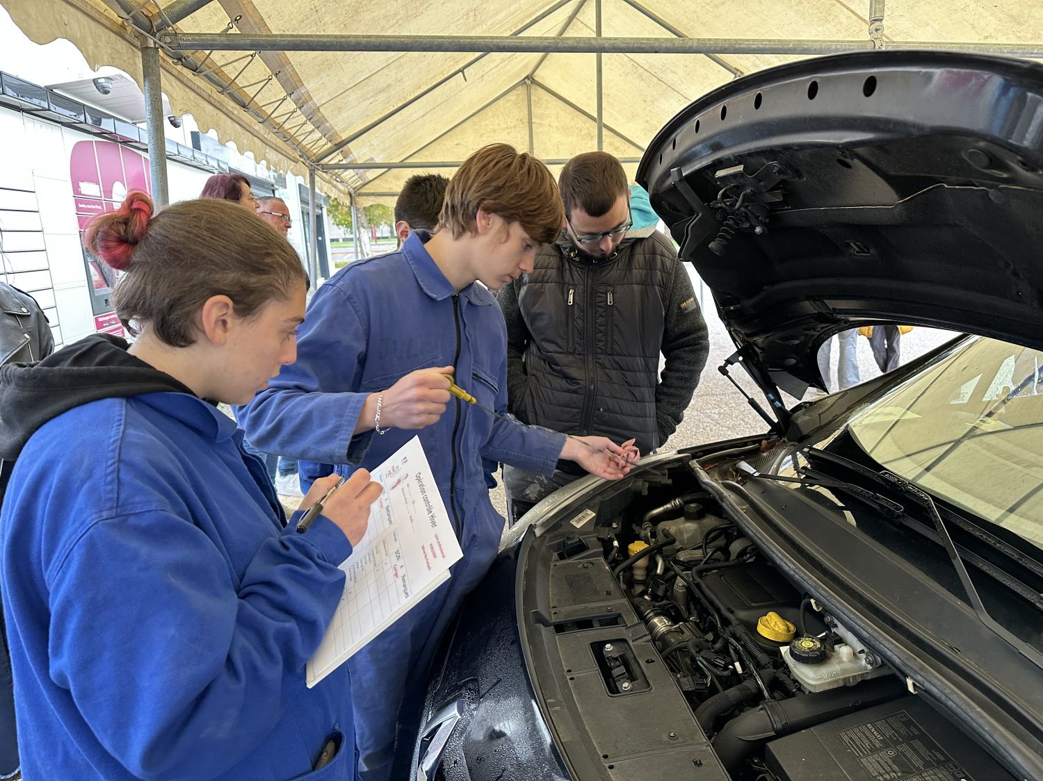Les jeunes préparent les voitures des particuliers pour l’hiver