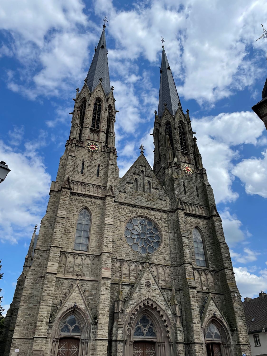 Le chanteur Vincent Niclo est en tournée dans les cathédrales et églises de France