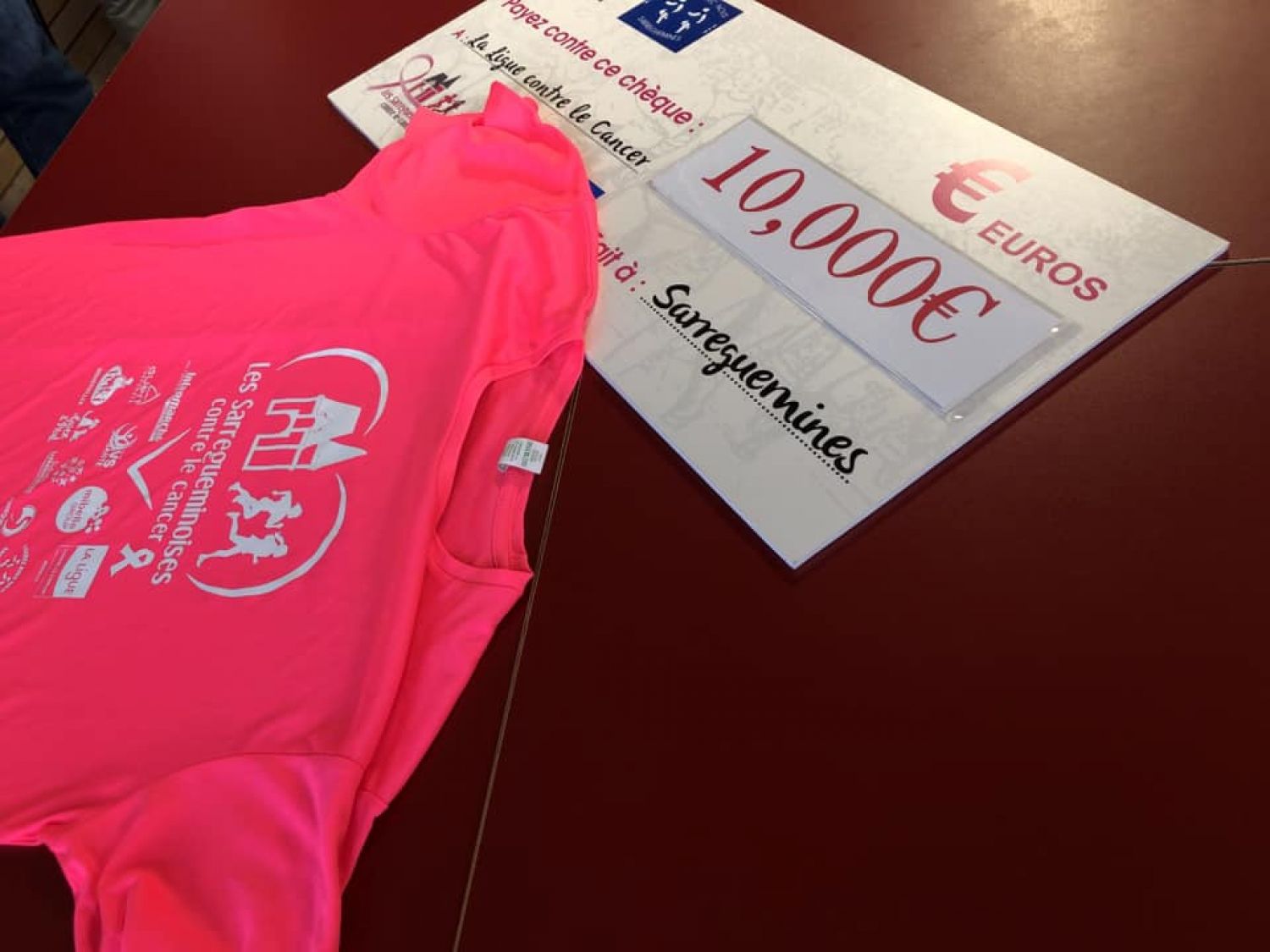 L’association Courez Avec Nous a remis un chèque de 10 000 euros à la Ligue contre le cancer de Moselle