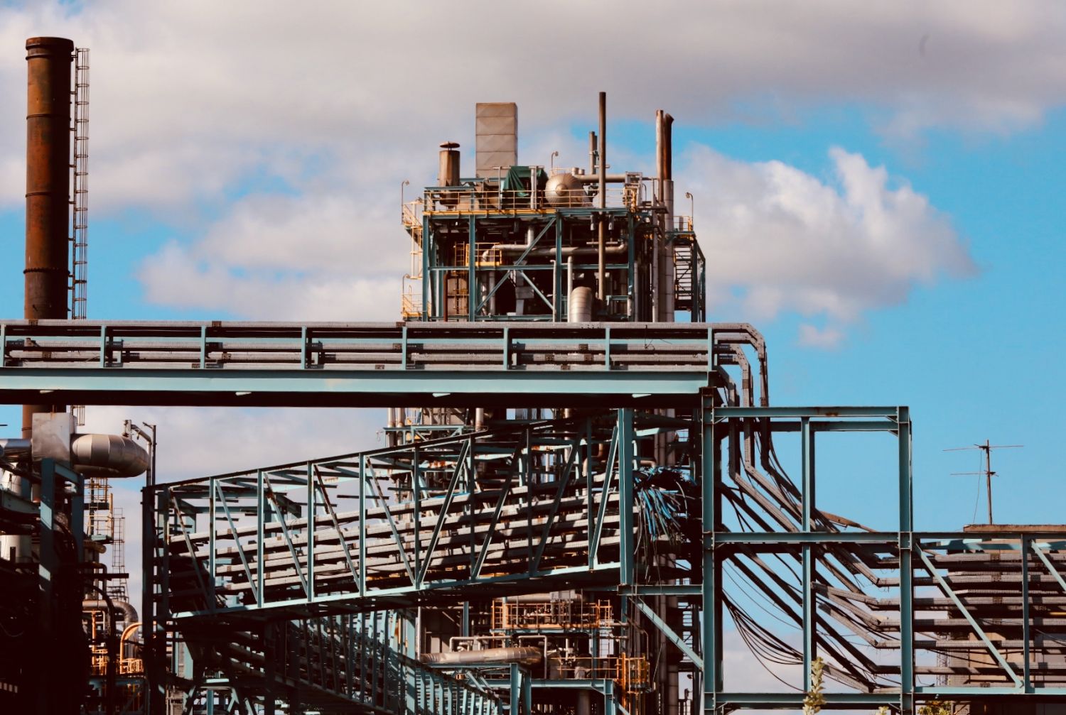 Avec le vent, 5 silos se sont effondrés hier sur la plateforme pétrochimique de Carling à Saint-Avold