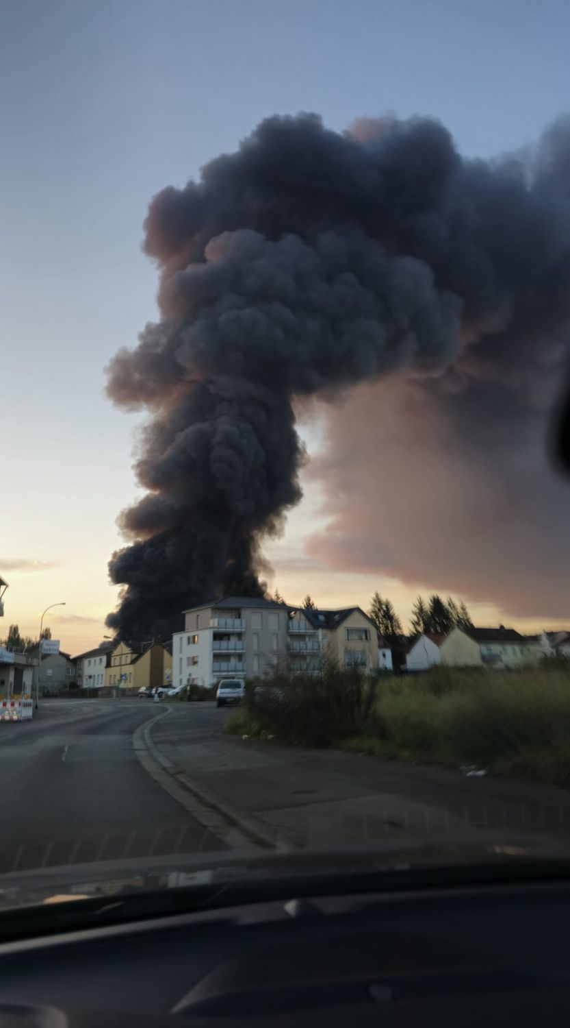 Au lendemain de l’incendie de l’usine Tyssenkrupp à Völklingen, les habitants sont invités à garder portes et fenêtres fermées