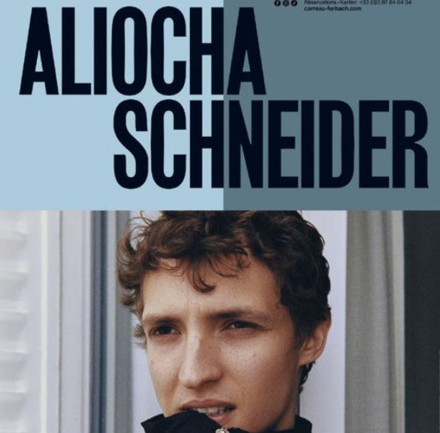 Le chanteur Aliocha Schneider sur la scène du Carreau à Forbach ce mercredi