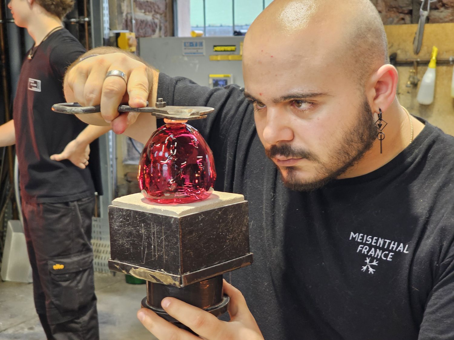 La nouvelle boule de Noël de Meisenthal s’arrache à l’office de tourisme de Sarreguemines