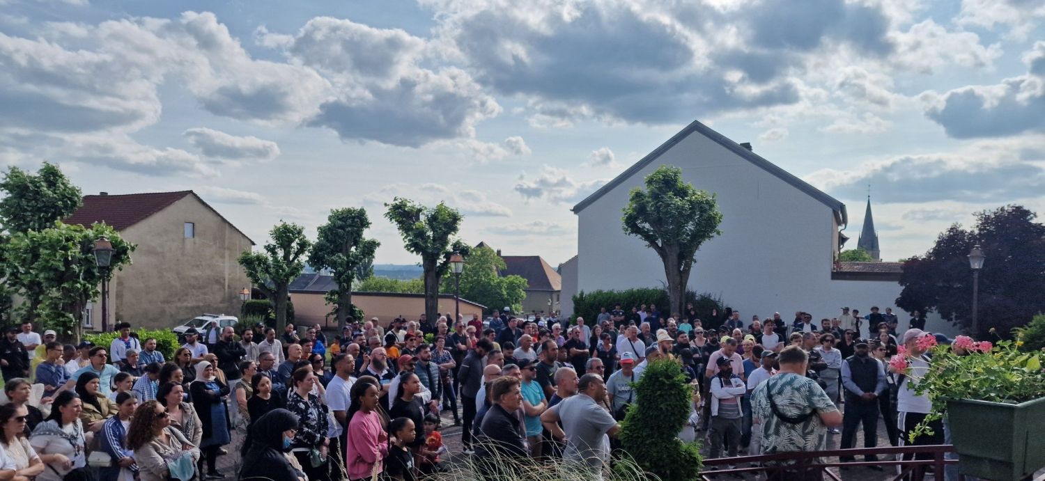 Près de 250 personnes se sont réunies à L’Hôpital contre le racisme