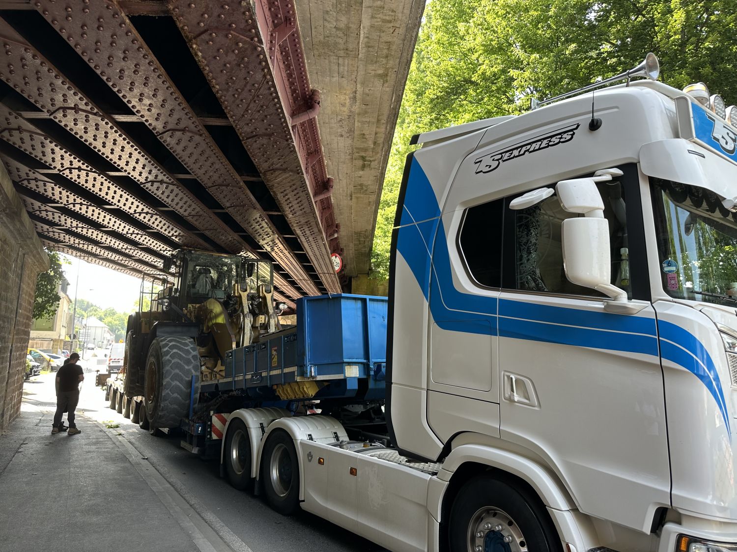 Un poids-lourd s’est retrouvé bloqué hier après-midi sous le pont SNCF rue de France à Sarreguemines
