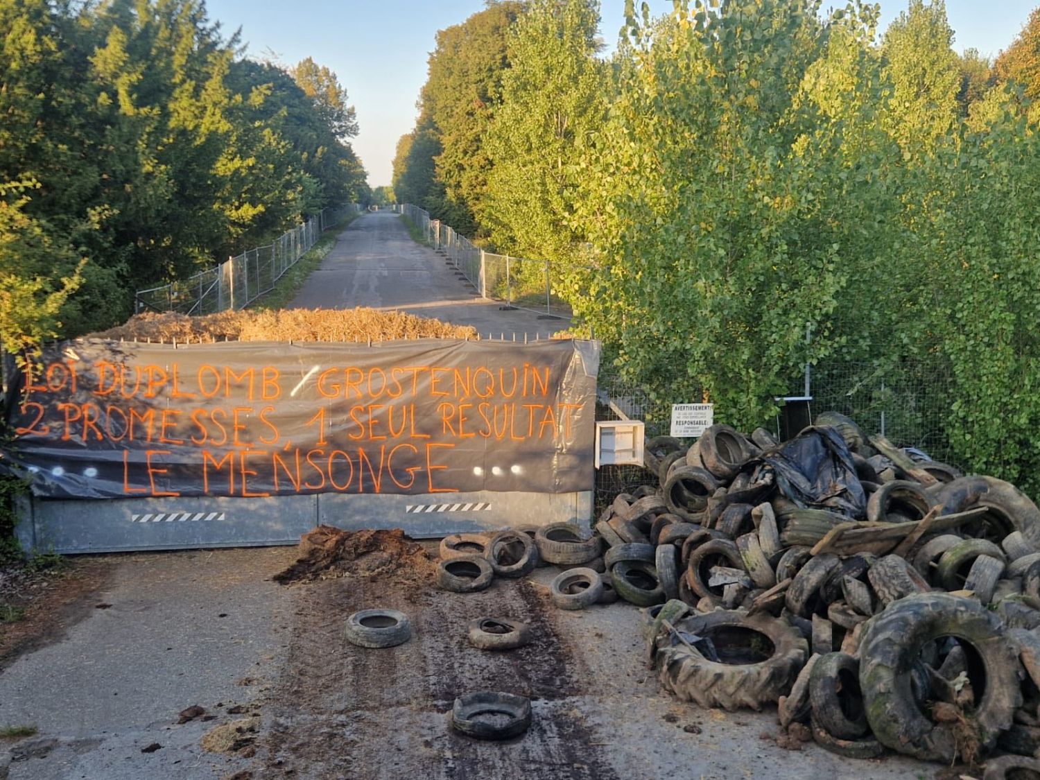 Des pneus, du fumier et des messages de colère ont été déposés hier soir à l’entrée de la base aérienne de Grostenquin 7h