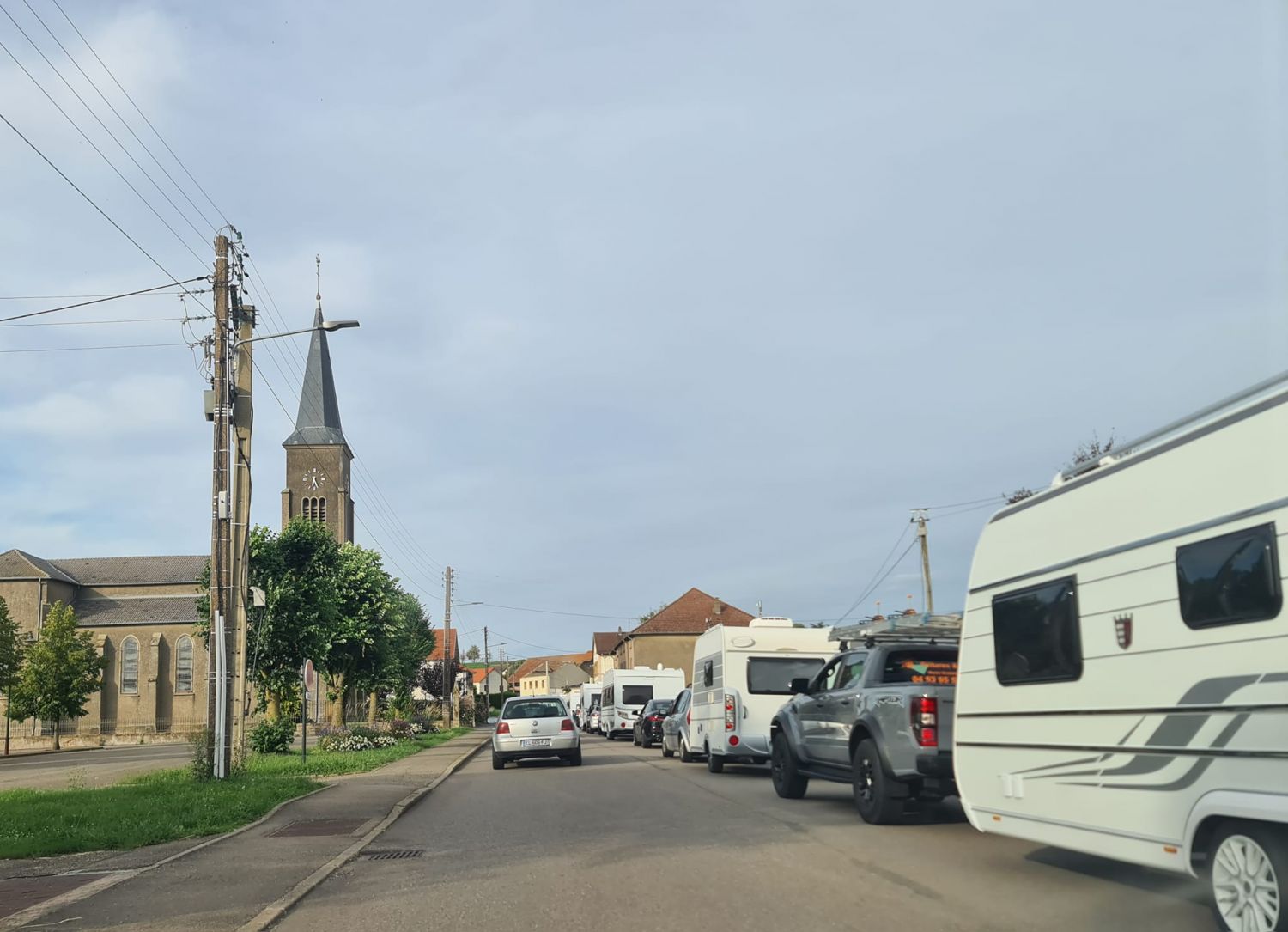 Les routes ont été bloquées par l’arrivée de centaines de caravanes à Grostenquin ce vendredi