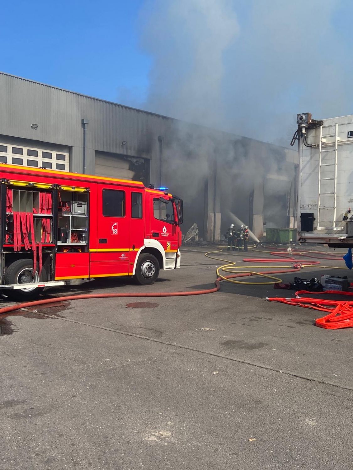 Un incendie s'est déclaré ce lundi dans un hangar à Saint-Avold