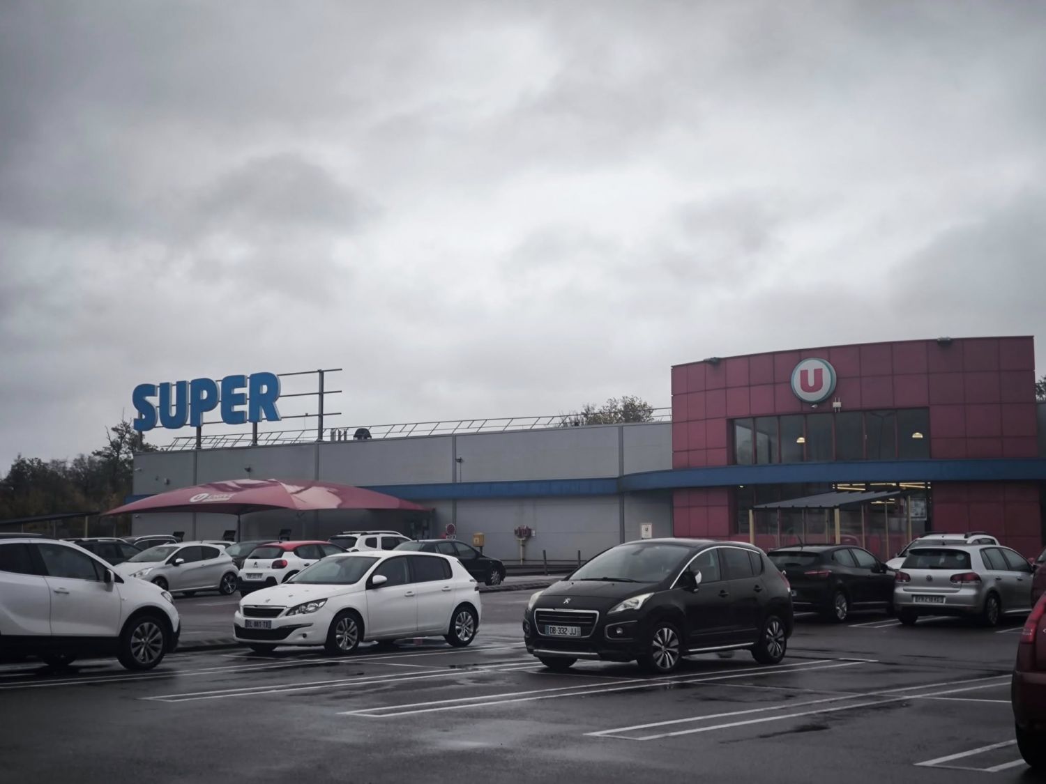 En raison du vent, le « U » du Super U de Valmont a été enlevé