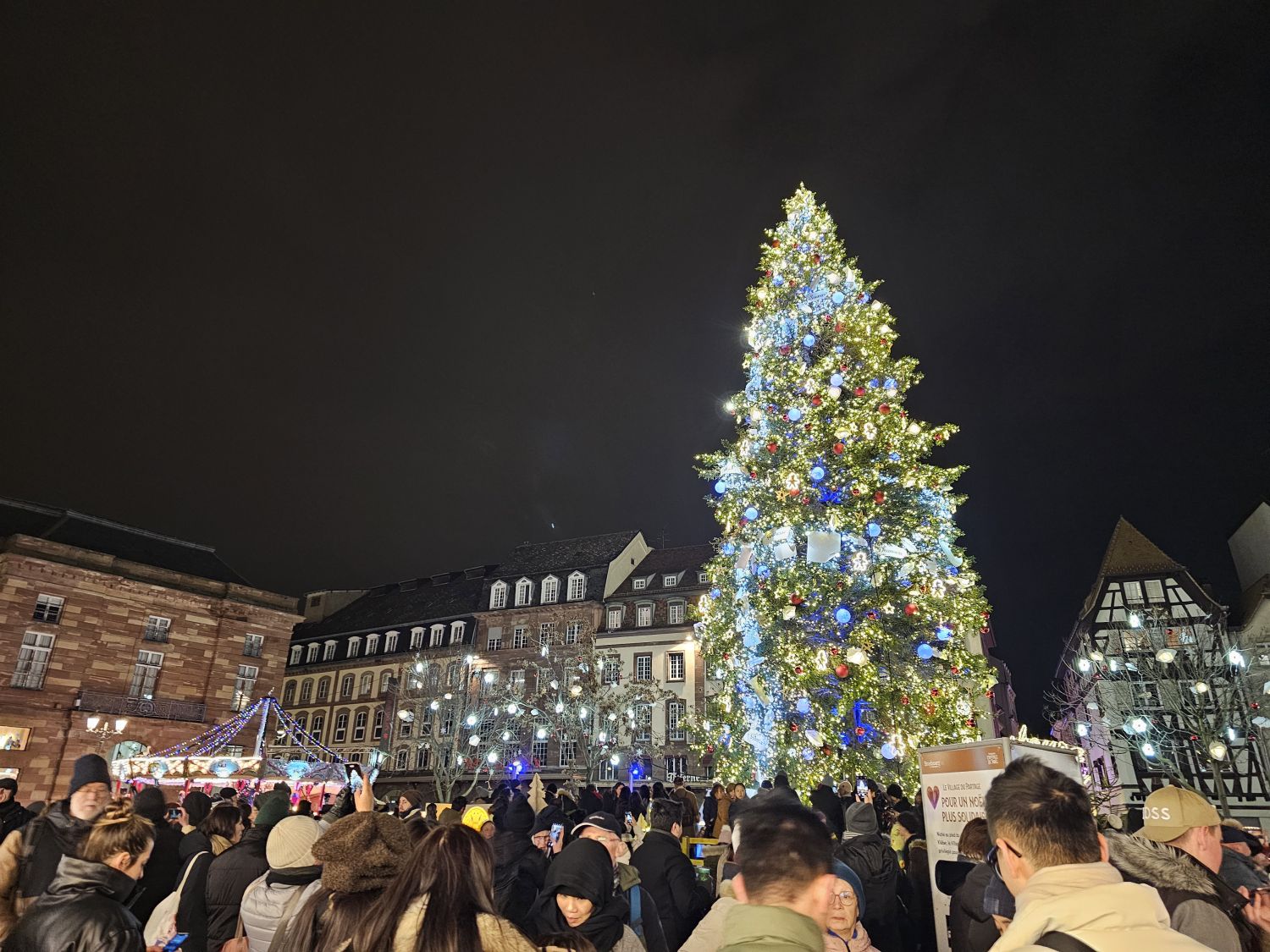 Le sapin de Noël a été installé sur la place Kléber à Strasbourg