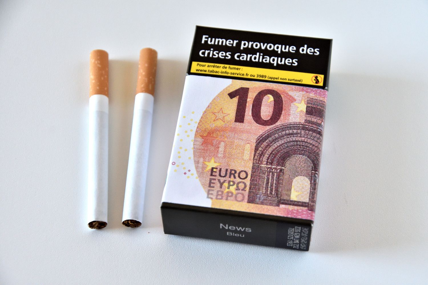 how many cigarettes did jackie gleason smoke a day Actor Jackie Gleason Smoking a Cigarette'