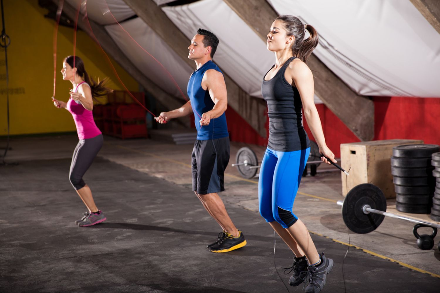 La pratique de la corde à sauter permet de bruler davantage de graisses que  lors d'une session de running. - Terrafemina