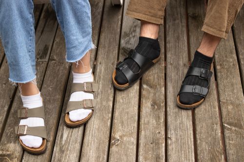 L'été ce n'est pas si reposant : les claquette-chaussettes où confort et style ne font pas bon ménage episode artwork